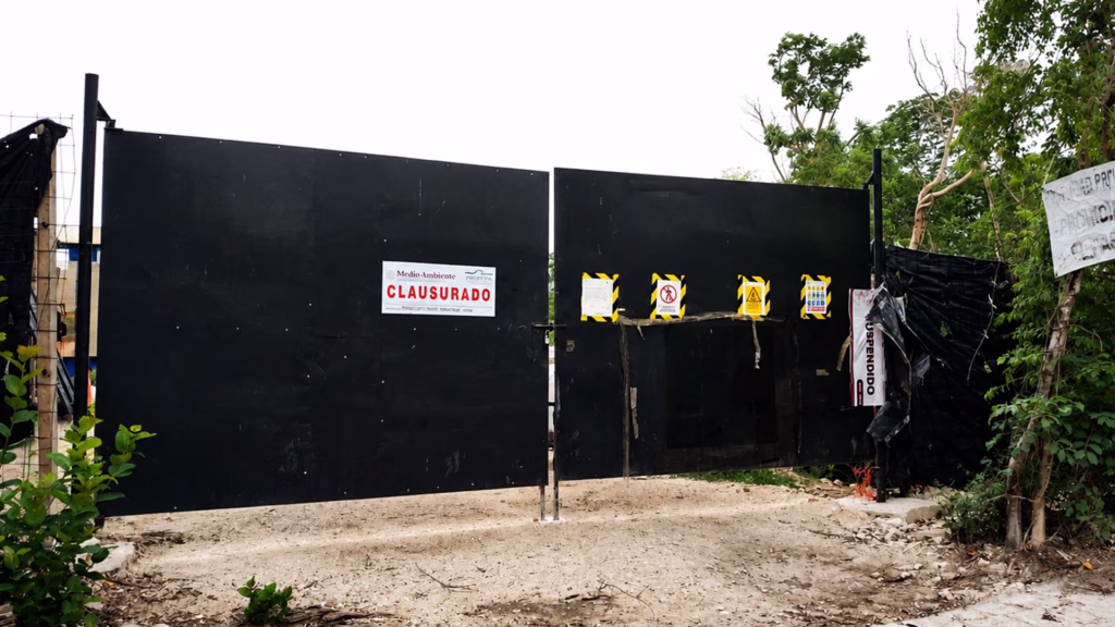 Autoridades ambientales realizaron acciones de inspección en el desarrollo inmobiliario Macondo, en Playacar Fase II, por posibles irregularidades.