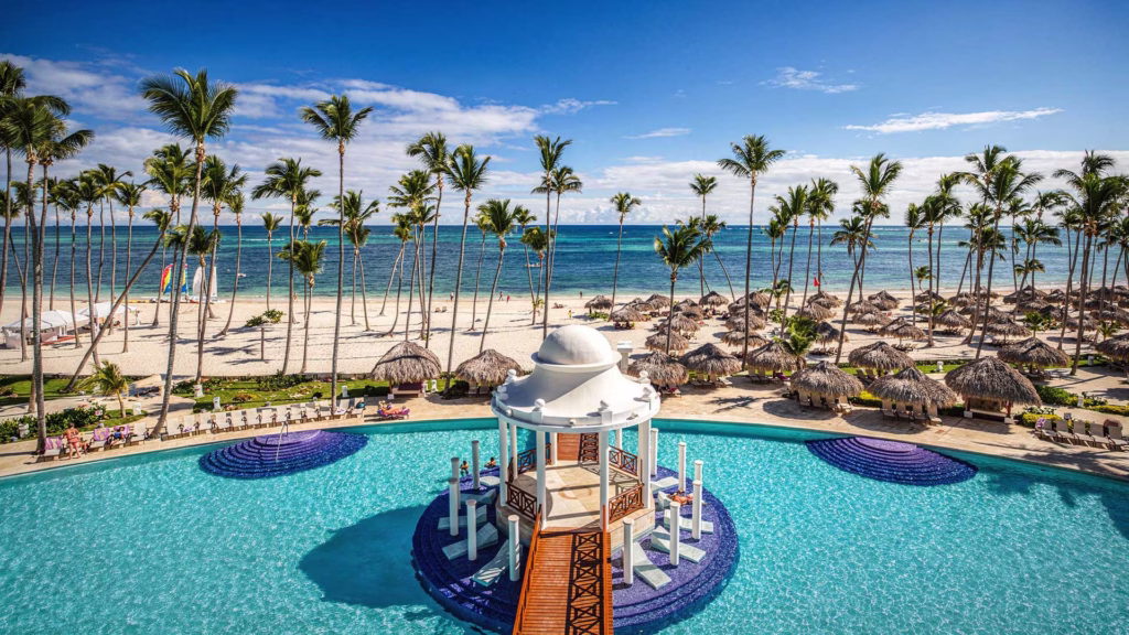 Punta Cana registró un mayor ritmo de crecimiento en llegadas internacionales durante 2026, aunque Cancún conserva un volumen superior de turistas.