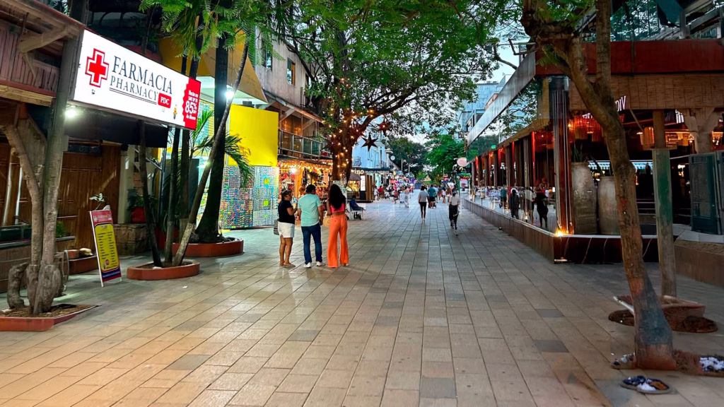 *La Quinta Avenida de Playa del Carmen concentra comercios, restaurantes y visitantes como uno de los principales corredores turísticos de Quintana Roo.