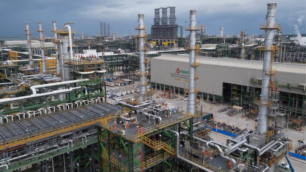 La capacidad de refinación es uno de los factores que inciden en la producción nacional de gasolina y diésel.