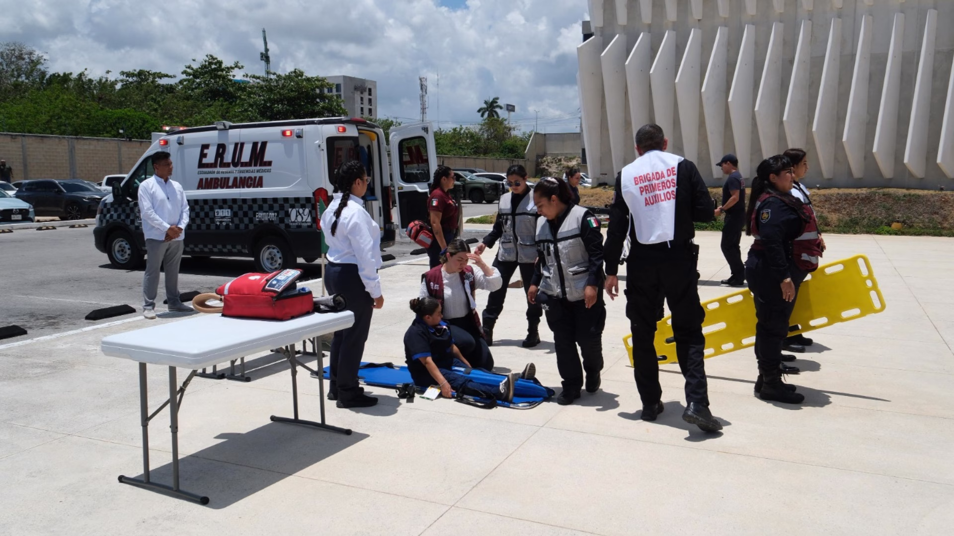 Equipos de respuesta participan en un ejercicio de atención y traslado durante un simulacro en Quintana Roo.