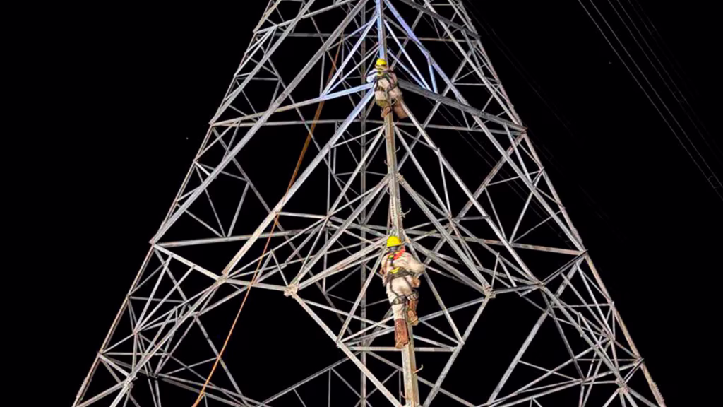 Infraestructura de transmisión de alta tensión relacionada con la falla eléctrica que dejó sin servicio a miles de usuarios en Quintana Roo.
