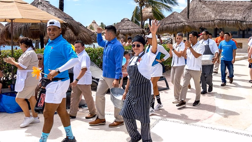 El turismo representa una de las principales fuentes de empleo directo e indirecto en el estado.