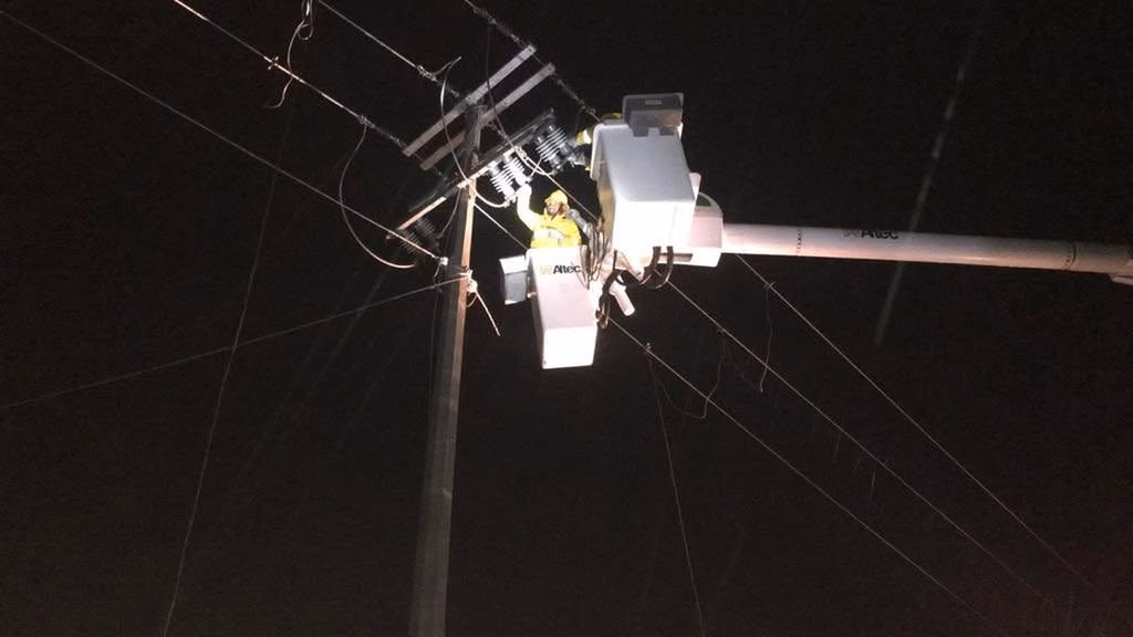 Personal realiza trabajos sobre infraestructura eléctrica durante una interrupción del suministro.