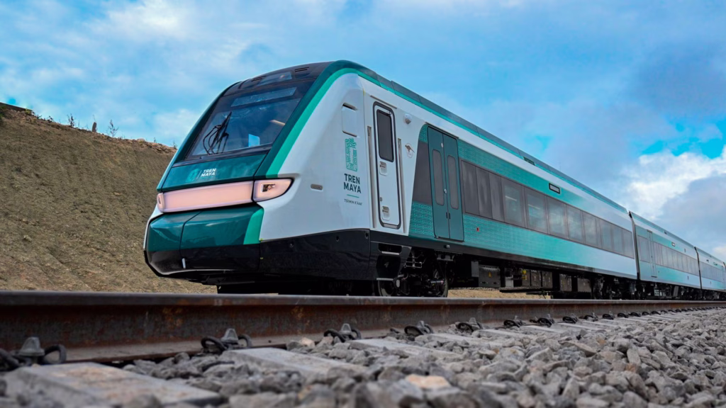 El Tren Maya opera como parte de una nueva red de movilidad que busca integrar pasajeros, carga e infraestructura complementaria en Quintana Roo.