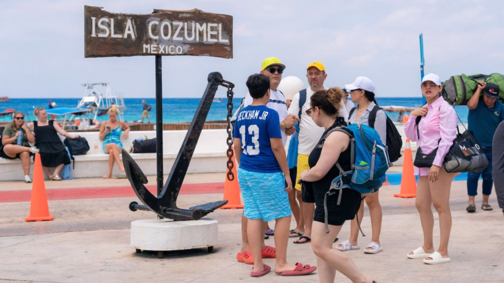 Los visitantes que llegan por crucero generan consumo en restaurantes, comercios, tours y servicios turísticos de la isla.