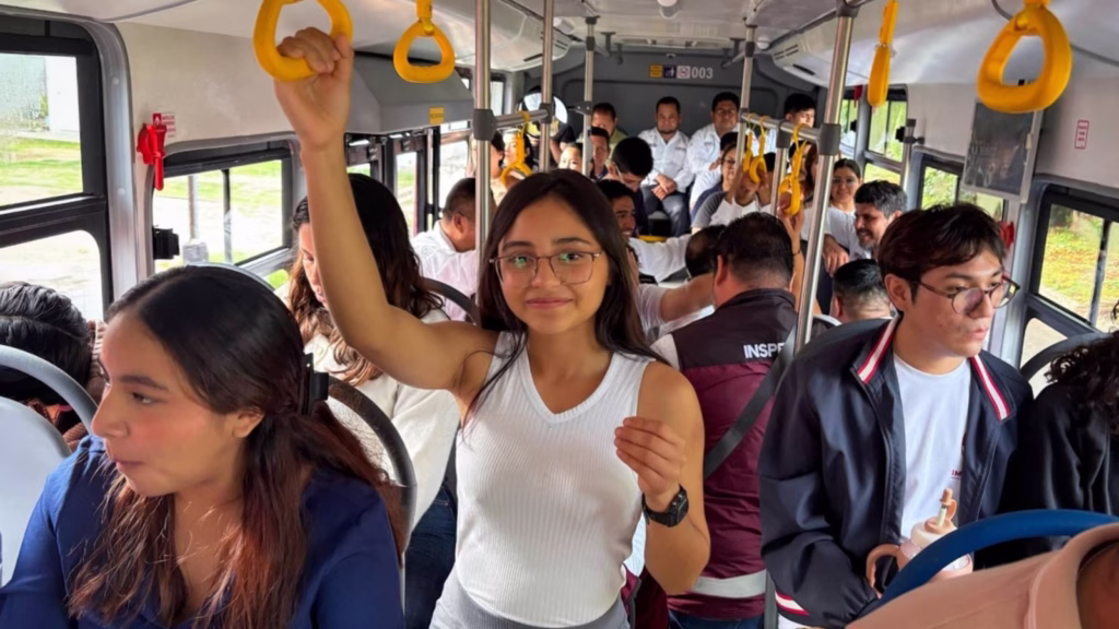 Pasajeros utilizan una unidad de MOBI Chetumal, cuya red proyectada contempla 10 rutas y una flota de 66 autobuses eléctricos.