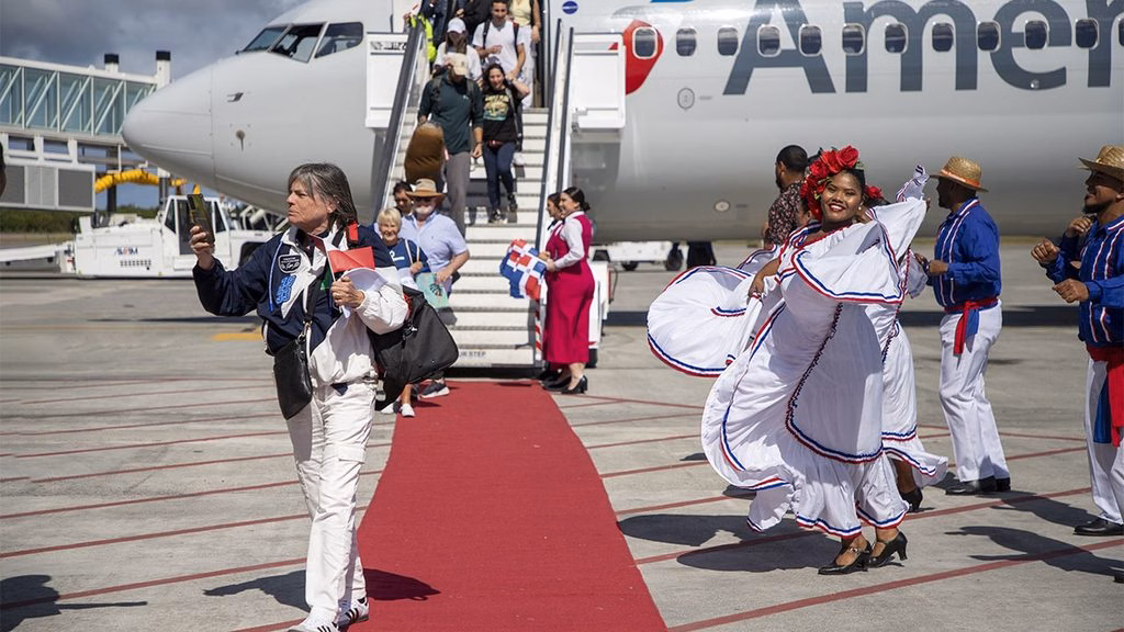 Los visitantes internacionales comparan costos, conectividad y experiencia antes de elegir un destino turístico.