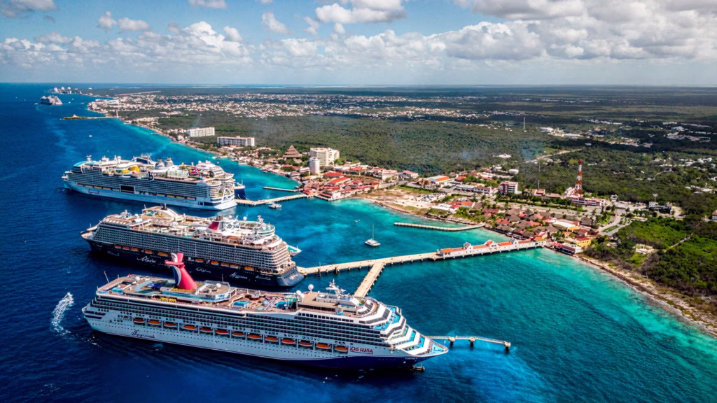 La infraestructura portuaria de Cozumel permite la llegada de embarcaciones internacionales que movilizan miles de pasajeros durante el año.