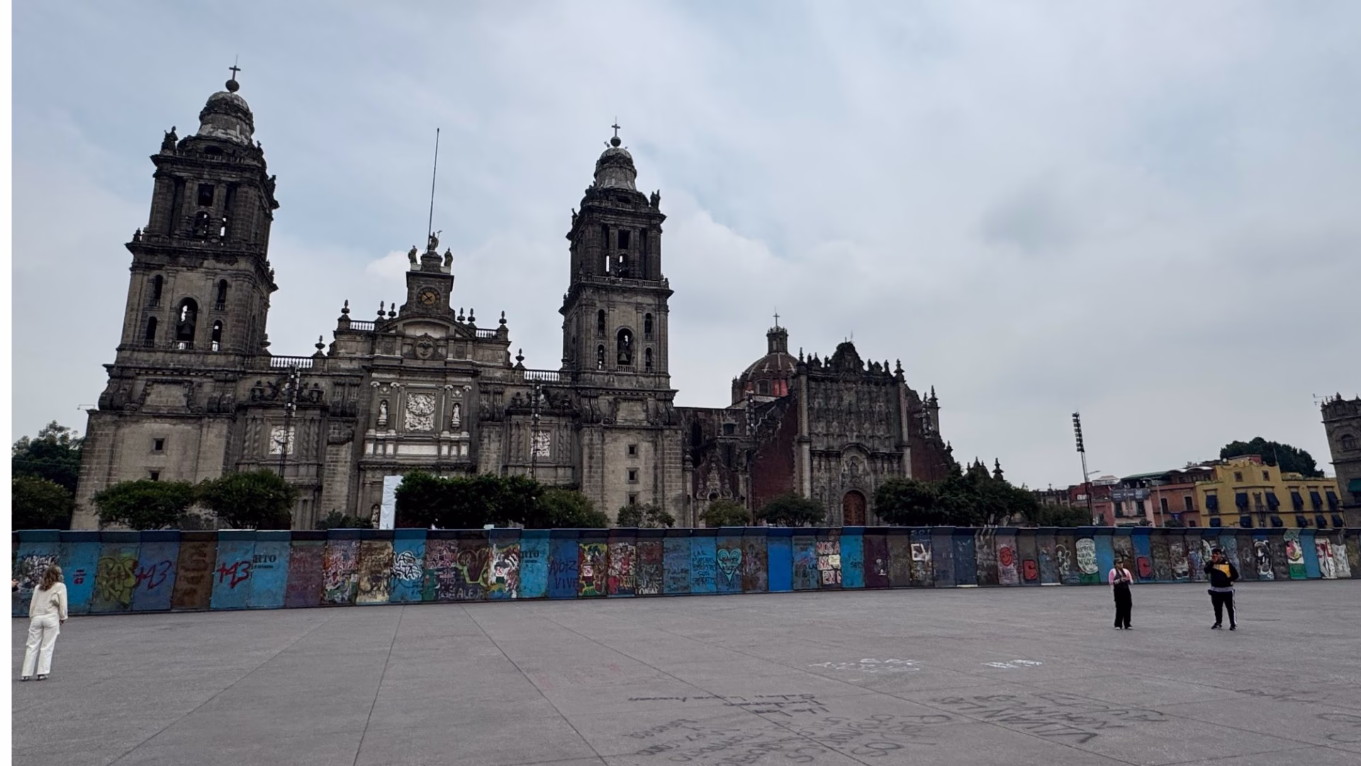 Vallas fueron colocadas en distintos puntos del Centro Histórico antes de la movilización conmemorativa del 2 de octubre.