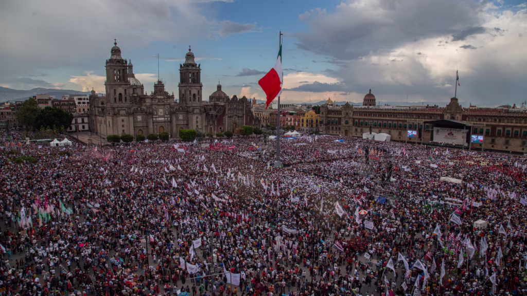 Andrés Manuel López Obrador durante un acto multitudinario en el Zócalo de Ciudad de México
