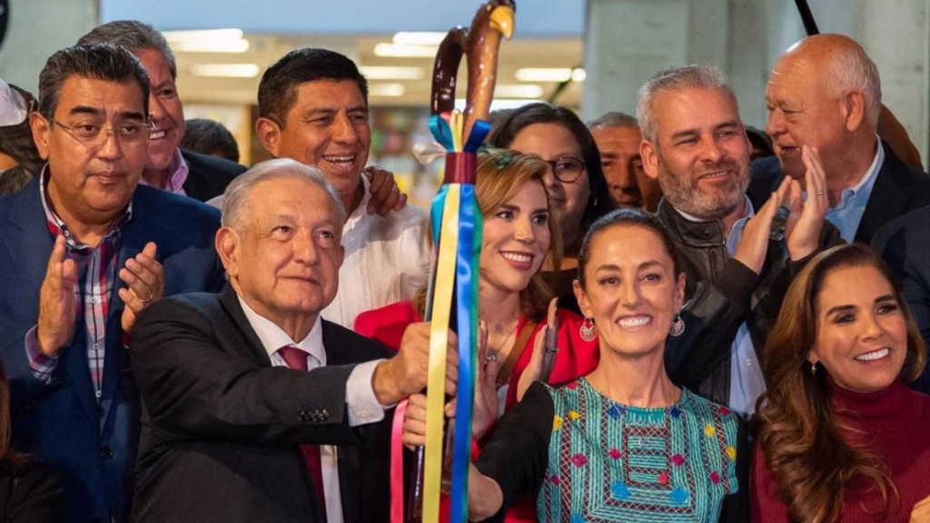 Andrés Manuel López Obrador y Claudia Sheinbaum durante la entrega simbólica del bastón de mando