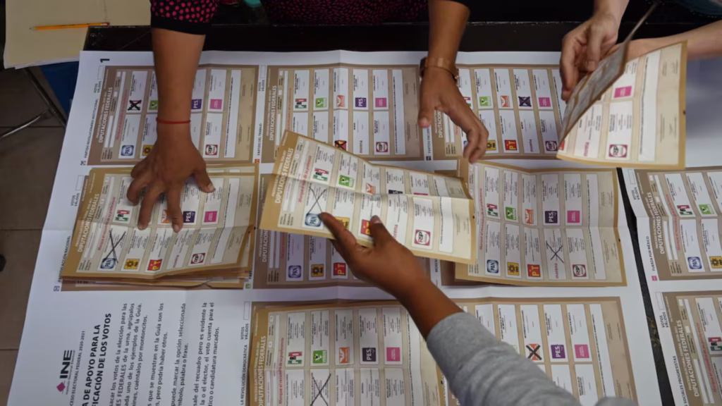 Personal electoral organiza boletas para diputaciones federales durante un proceso electoral en México.