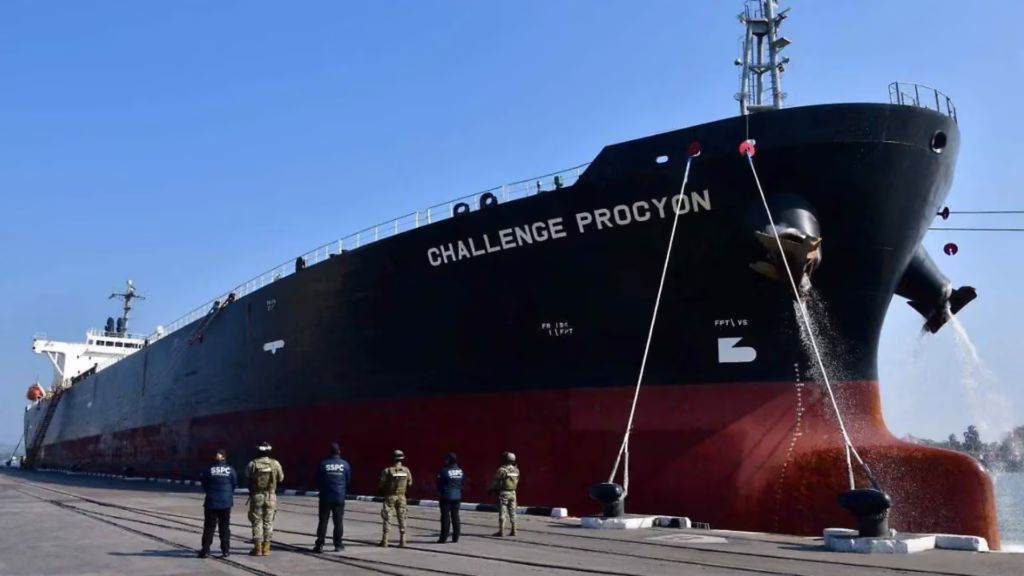 Buque Challenge Procyon permanece atracado mientras autoridades realizan labores de vigilancia en el puerto.