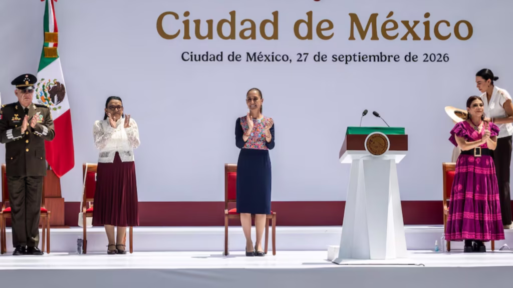 Claudia Sheinbaum durante un acto público en Ciudad de México, acompañada por integrantes de su gabinete y autoridades.