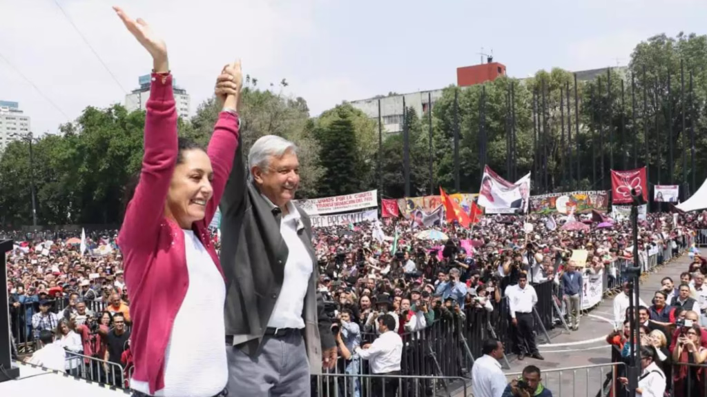 Claudia Sheinbaum y Andrés Manuel López Obrador durante un acto público ante simpatizantes
