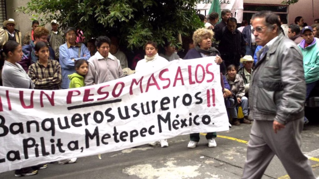 Manifestantes muestran una manta contra los bancos durante protestas vinculadas con la crisis financiera y el Fobaproa
