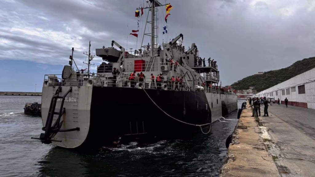 Embarcación permanece atracada mientras personal participa en un operativo dentro de una terminal portuaria.
