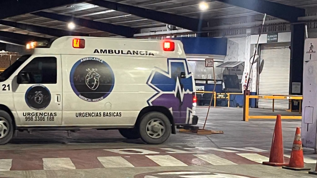 Tres trabajadores fueron encontrados maniatados dentro de una cervecería ubicada en Cancún; las autoridades investigan el móvil de los hechos.