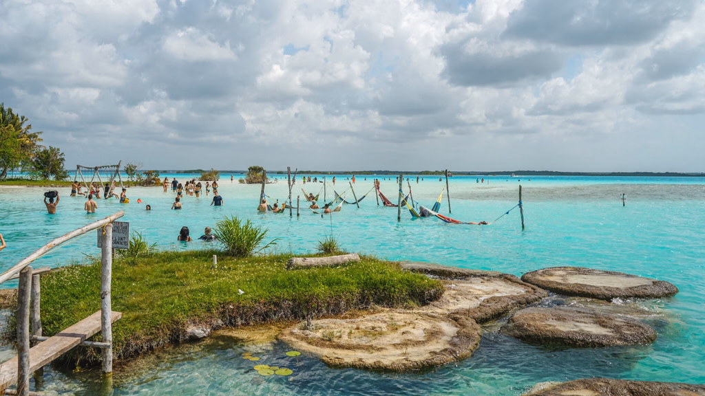 Bacalar es Pueblo Mágico desde 2007 y su desarrollo turístico está estrechamente ligado a la Laguna de los Siete Colores.