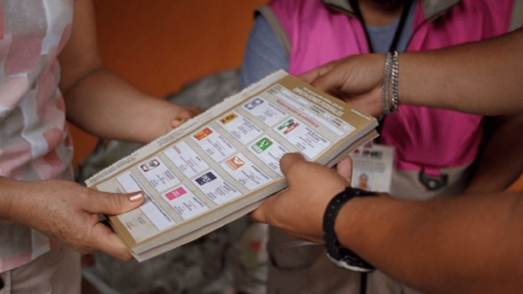 El INE estableció un procedimiento para analizar las boletas que aparezcan sin marcas visibles de doblez durante los recuentos.