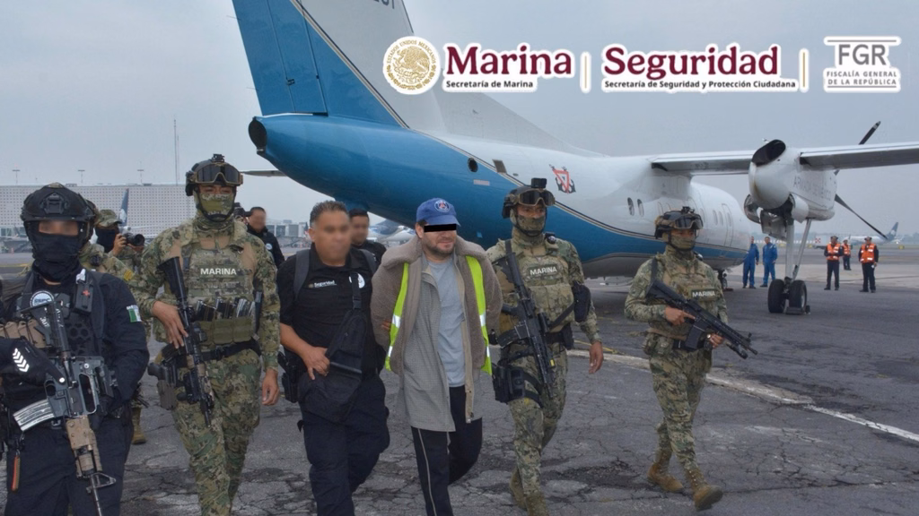 Elementos de seguridad custodian al “Capitán Sol” durante el operativo realizado después de su detención.