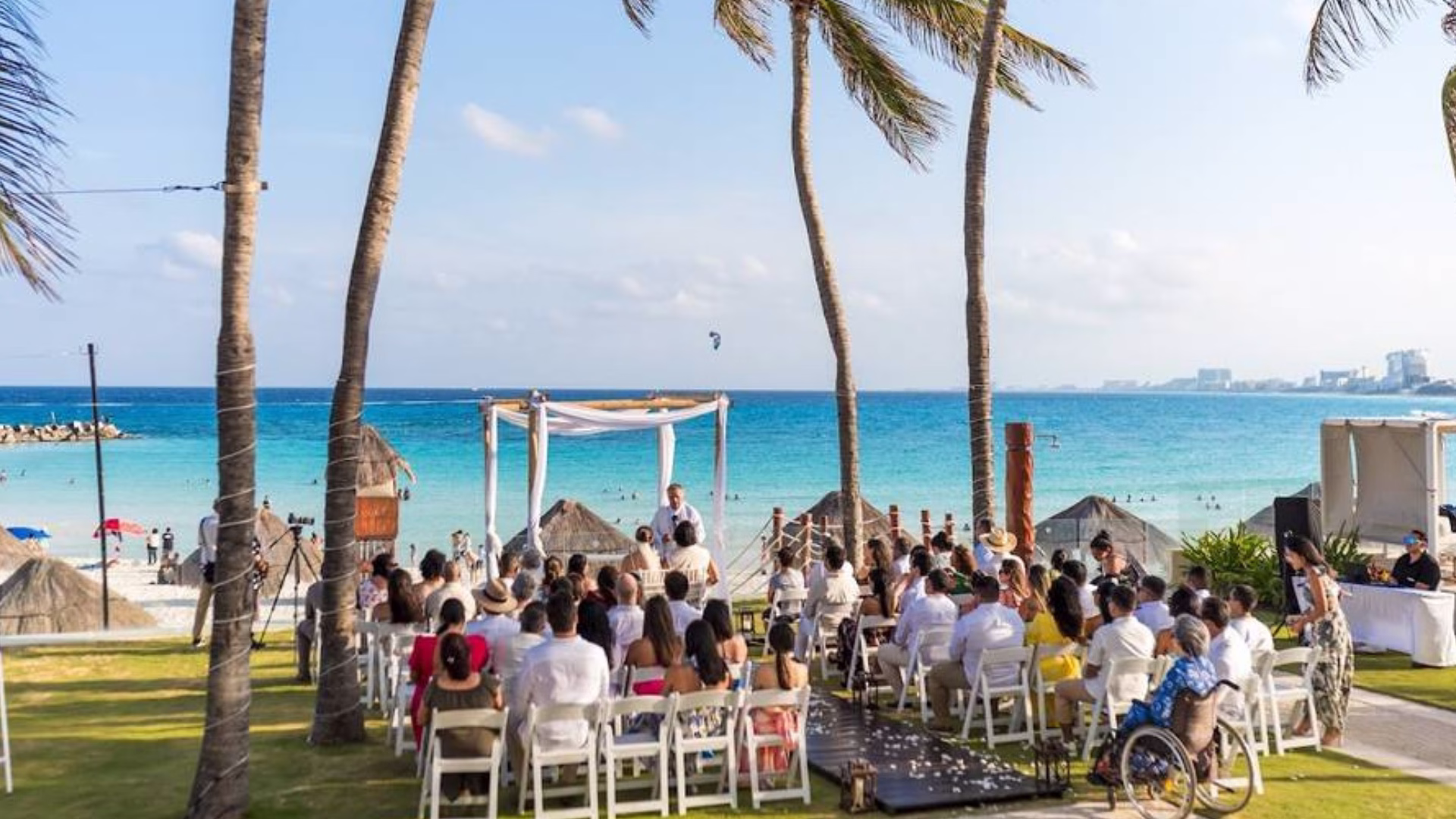 Las ceremonias frente al mar forman parte del mercado de bodas destino de Cancún.