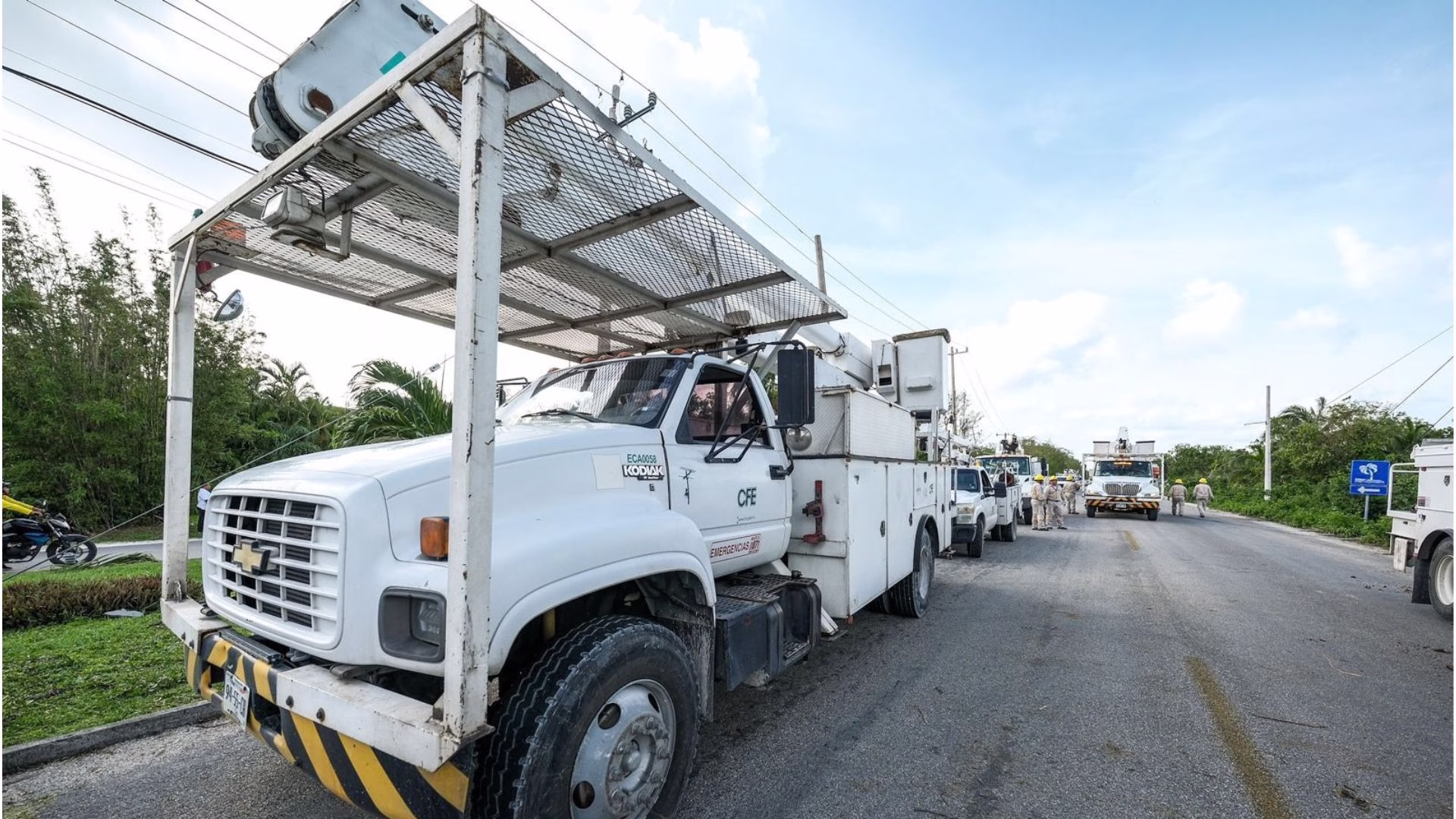 Vehículo de la CFE durante trabajos de infraestructura eléctrica