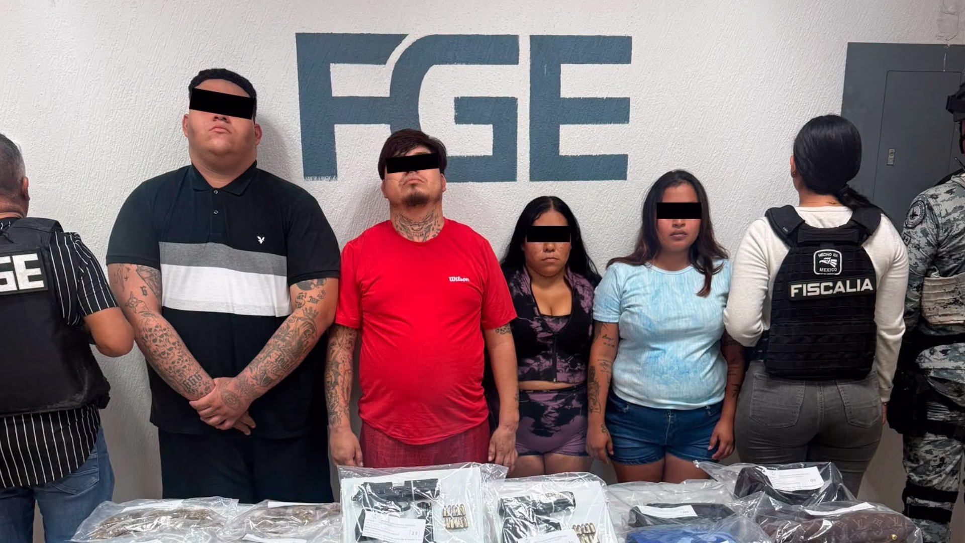 Personas detenidas son presentadas ante la Fiscalía General del Estado de Quintana Roo tras un operativo.