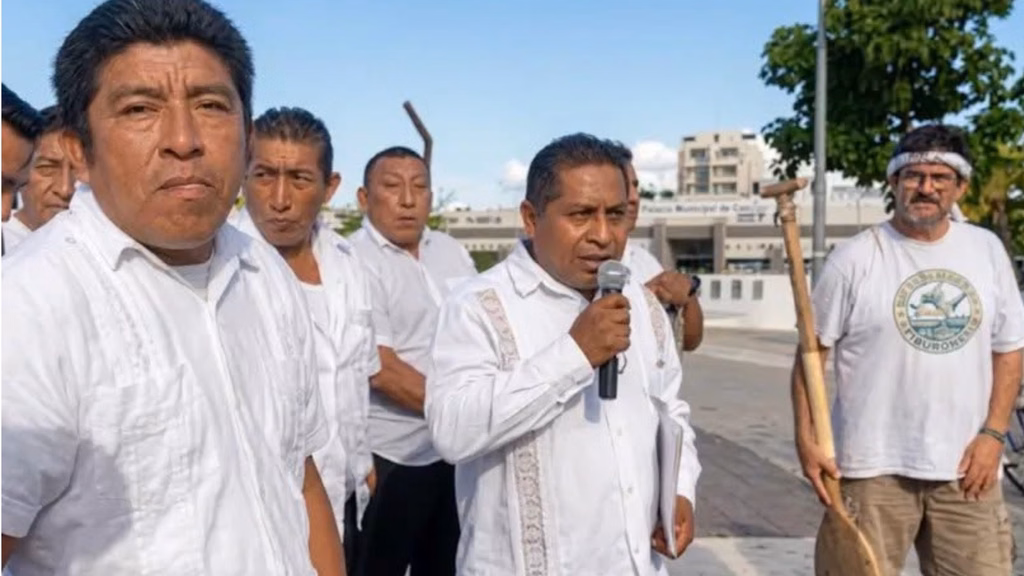 Representantes mayas durante una manifestación relacionada con la defensa de su patrimonio cultural.