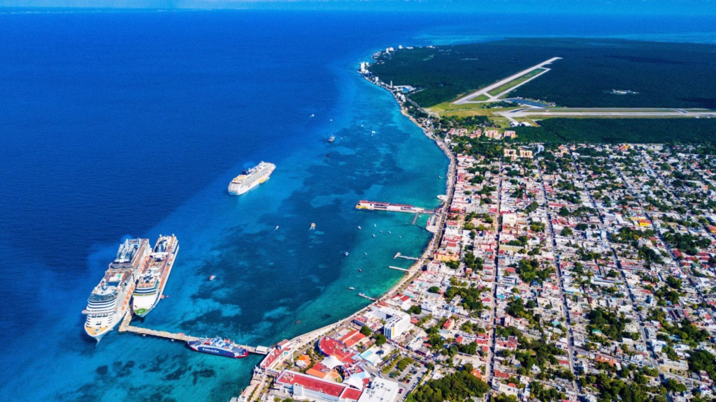 Vista aérea de Cozumel y el mar Caribe relacionada con el suministro eléctrico de la isla