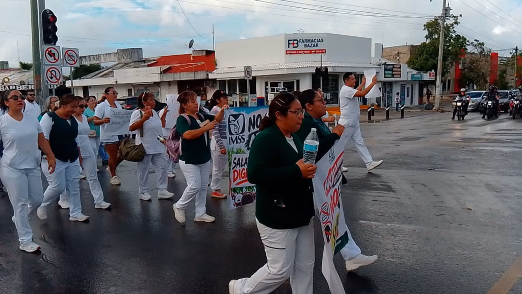 Personal del IMSS participó en una movilización en Cancún para exigir mejores condiciones laborales, personal e insumos para la atención médica.