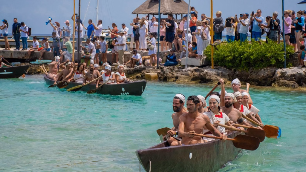 Participantes durante una representación de la Travesía Sagrada Maya, una de las expresiones vinculadas con la controversia sobre Xcaret y el patrimonio cultural.