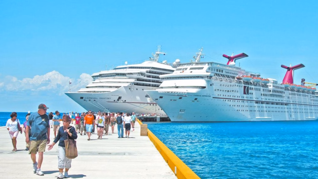 Empresarios del Caribe Mexicano advierten que mayores cargas a los visitantes internacionales pueden afectar la competitividad turística frente a otros destinos.