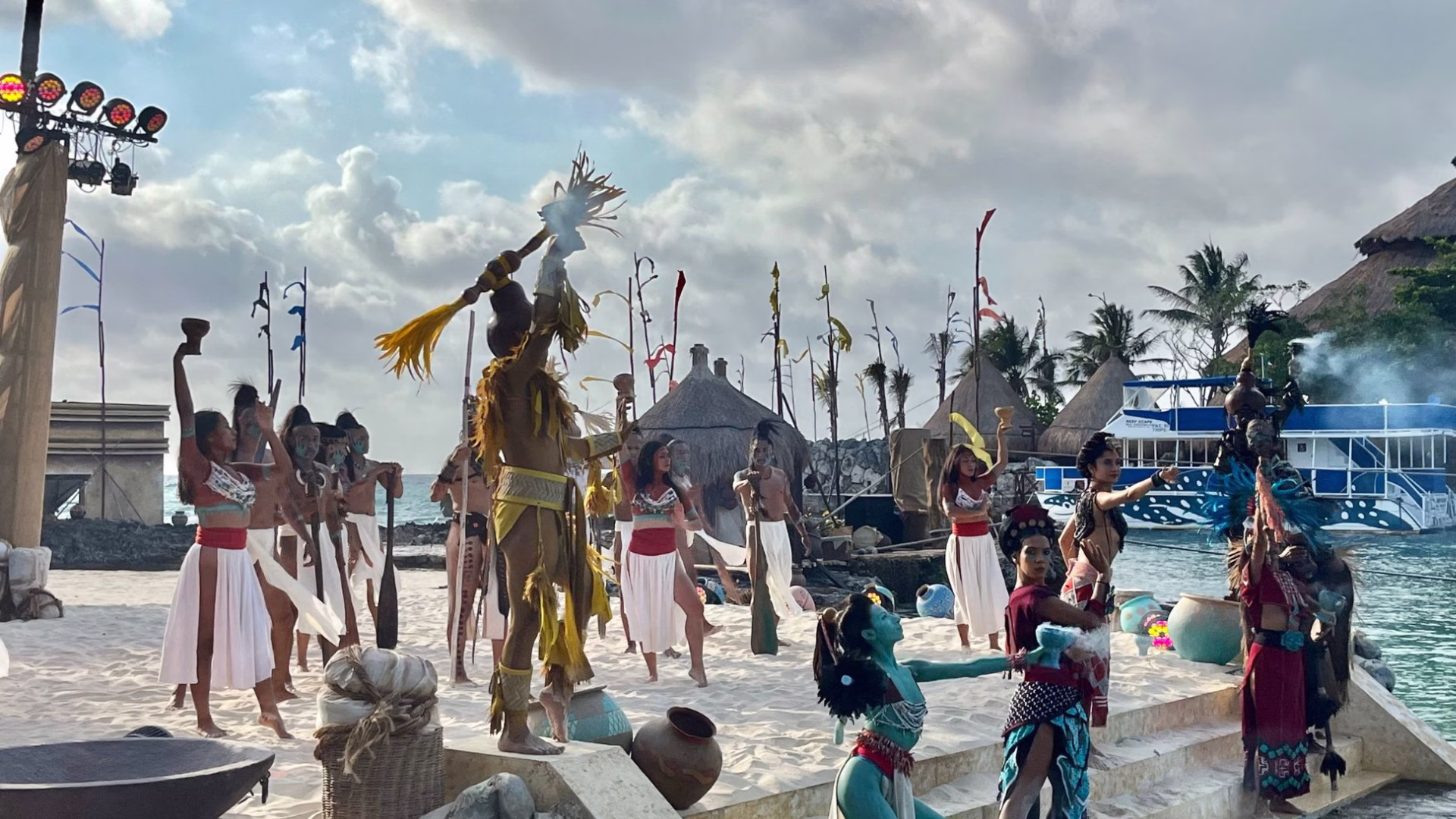 Participantes durante una representación de la Travesía Sagrada Maya, una de las expresiones vinculadas con la controversia sobre Xcaret y el patrimonio cultural.